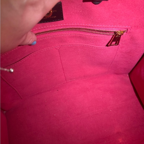 AUTHENTIC Louis Vuitton Black/Fuchsia Epi On The Go MM - Picture 14 of 16